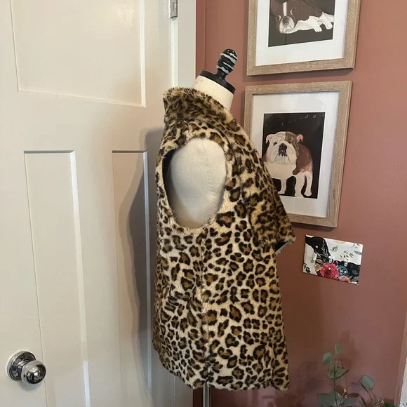 Velvet by Graham & Spencer faux fur & suede animal print pockets Medium vest - Picture 5 of 12